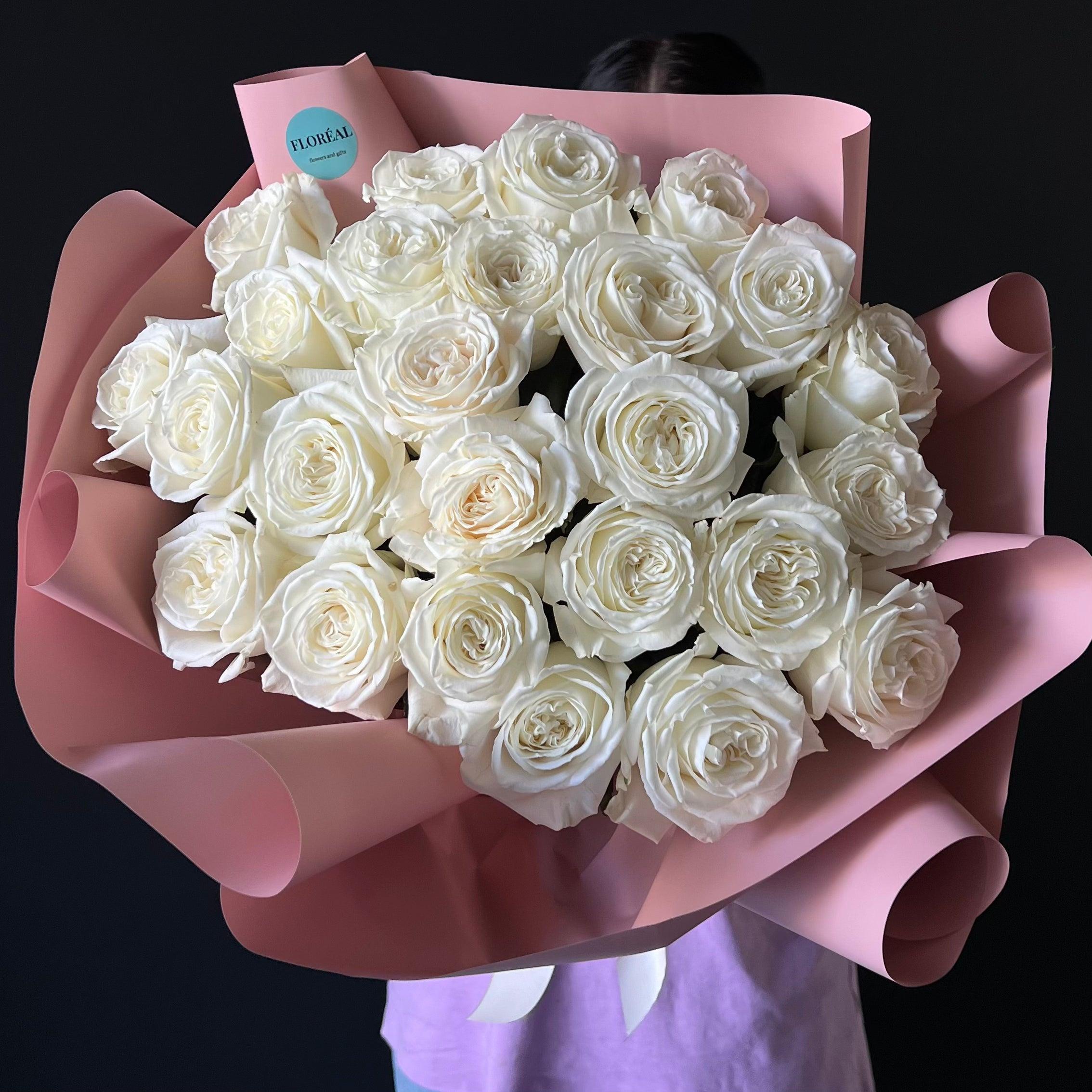 Mono white Roses Ecuador